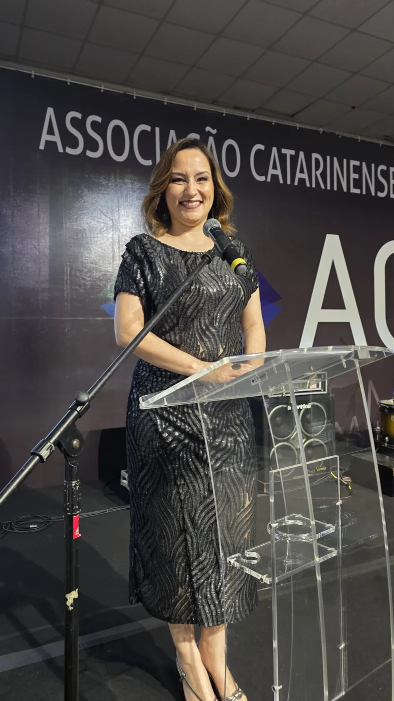 Sonia Campos como mestre de cerimônias: Associação Catarinense de Medicina (ACM)
