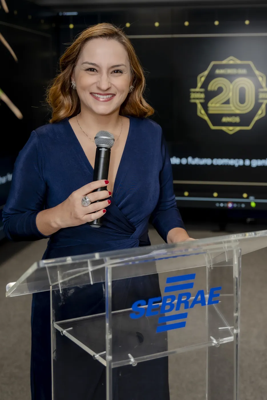 Sonia Campos, mestre de cerimônias, no evento de 20 anos da Amcred-Sul