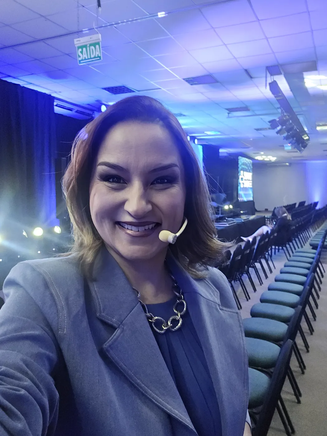 Sonia Campos como mestre de cerimônias: Bastidores, antes de subir ao palco