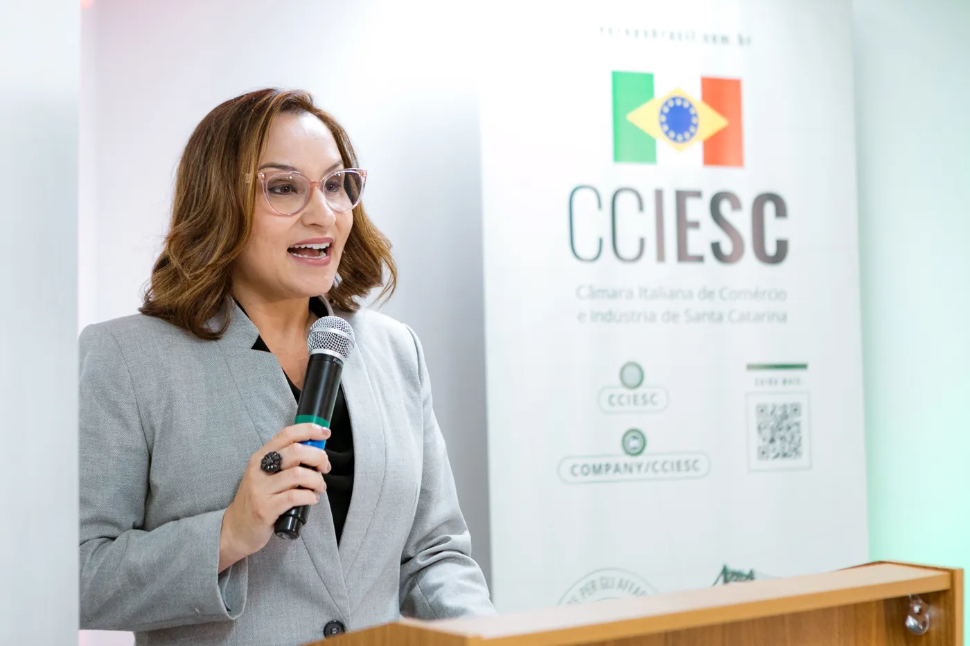 Sonia Campos como mestre de cerimônias na Semana da Cozinha Italiana da CCIESC