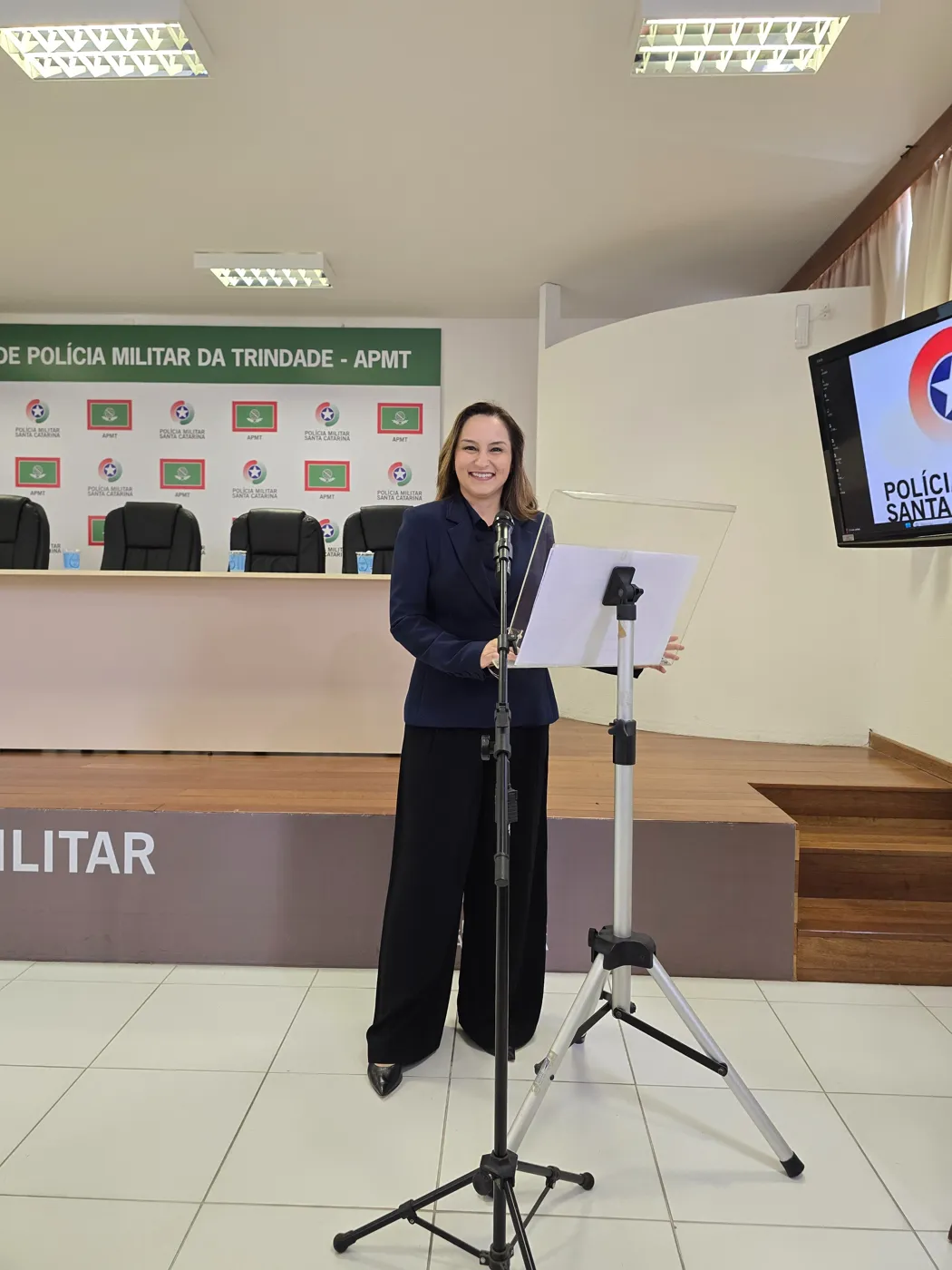 Sonia Campos como mestre de cerimônias: Academia de Polícia Militar da Trindade (APMT)