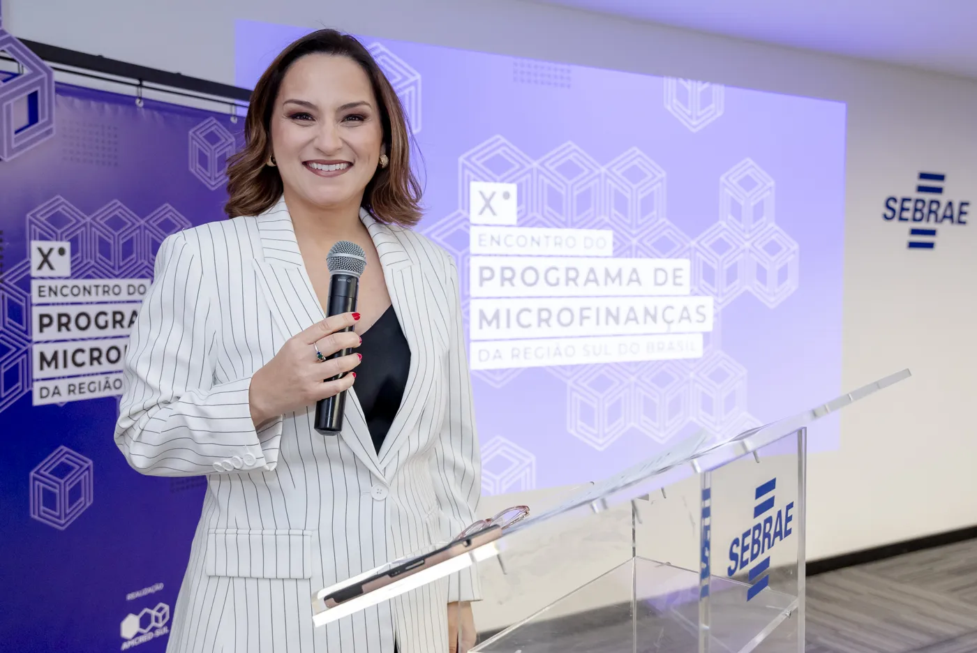 Sonia Campos como mestre de cerimônias: X Encontro do Programa de Microfinanças da Região Sul, Sebrae