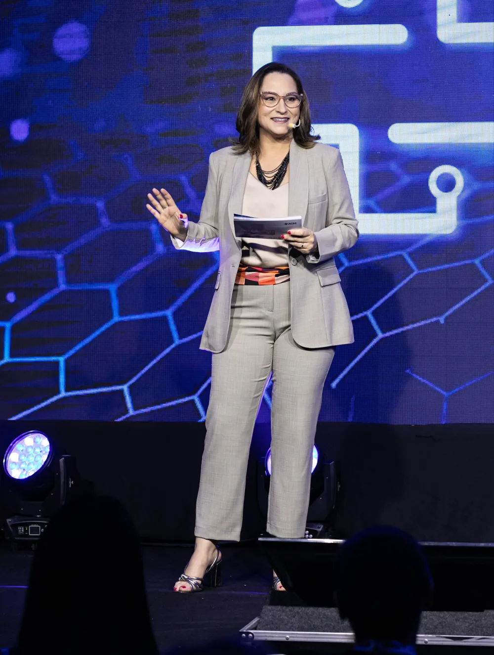Sonia Campos como mestre de cerimônias em evento corporativo
